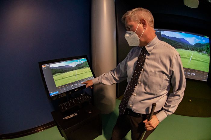 mayor-playing-golf
